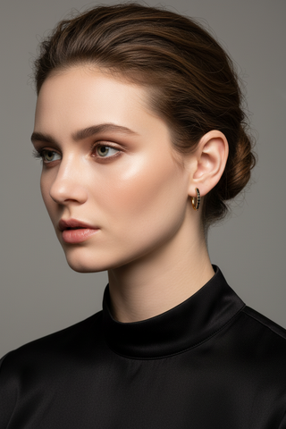 Model portret met gouden creool oorbellen zwarte zirkonia