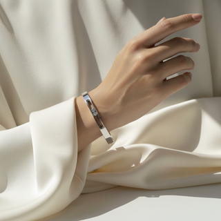 Zilveren bangle armband 3 zirkonia zijde