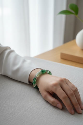 Vrouw draagt groene agaat armband lifestyle