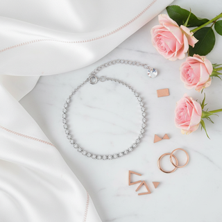 Kristal tennis armband flatlay styling met luxe elementen
