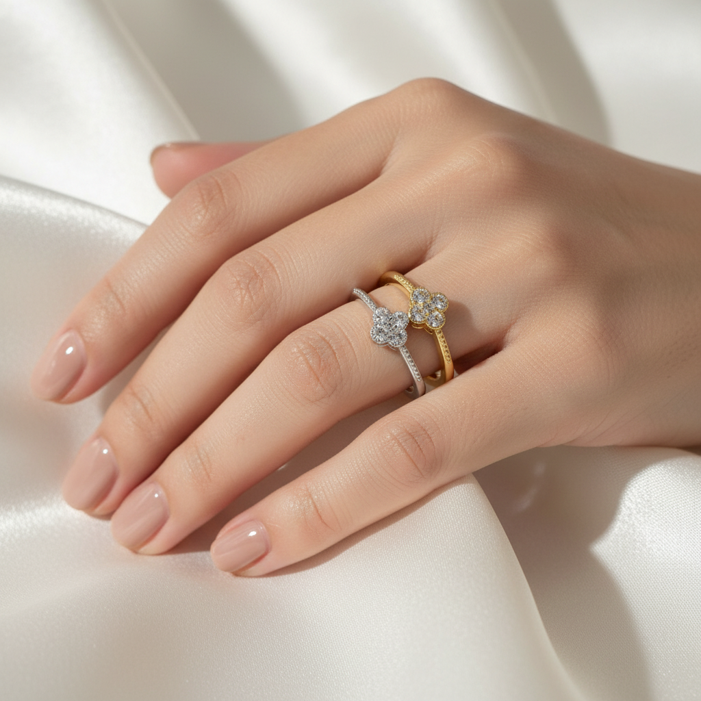 Model draagt klavervier ringen zilver en goud gestackt