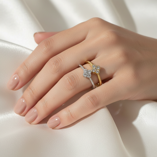 Model draagt klavervier ringen zilver en goud gestackt