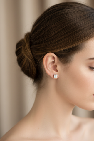 Model draagt zilveren klaver oorknopjes met zirkonia