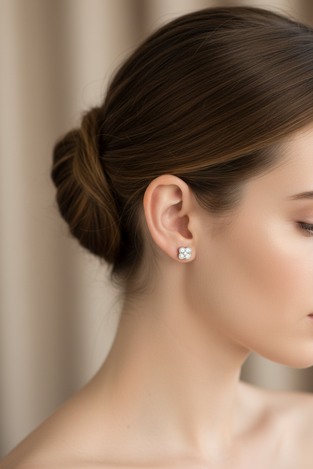 Model draagt zilveren klaver oorknopjes met zirkonia