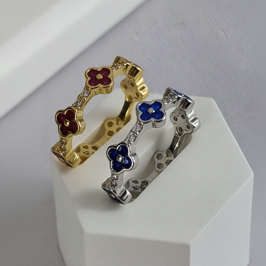 Close-up detail emaille bloemen goud en zilver