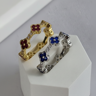 Close-up detail emaille bloemen goud en zilver