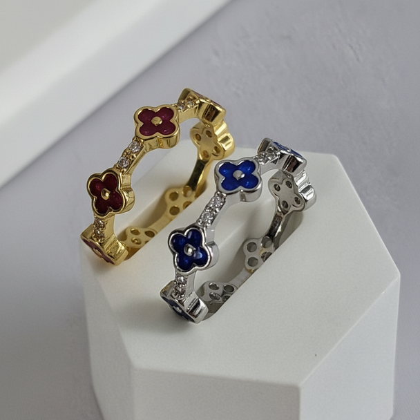 Close-up detail emaille bloemen goud en zilver