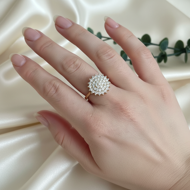 Model draagt luxe zirkonia bloem ring