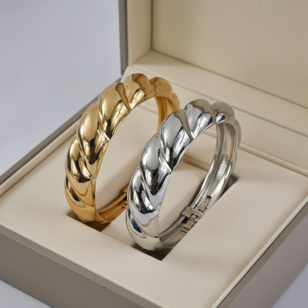 Beide kleuren chunky armbanden in luxe sieradendoos