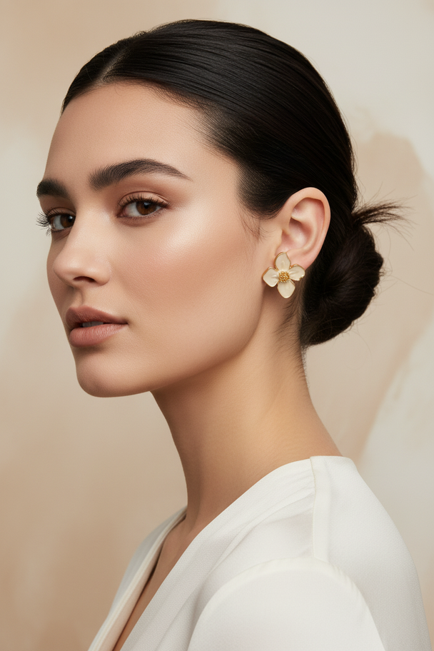 Model portret met bloem oorknopjes beige goud