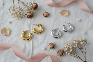 Chunky creool oorbellen met elegante elementen - beide kleuren