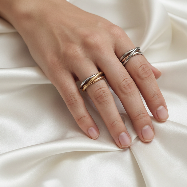 Model draagt alle 3 mindfulness ring variaties