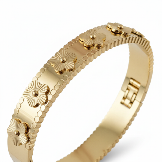 Close-up gouden verstelbare armband bloemen detail
