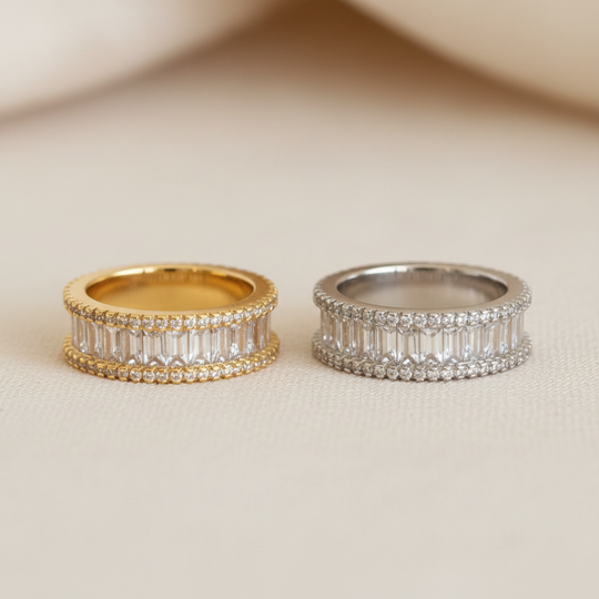 Close-up detail baguette zirkonia goud en zilver