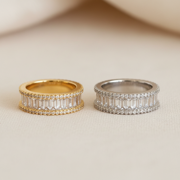 Close-up detail baguette zirkonia goud en zilver