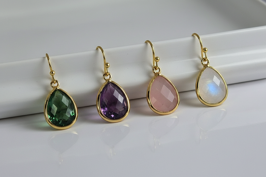 Detail shot druppel oorbellen - 4 kleuren vergelijking