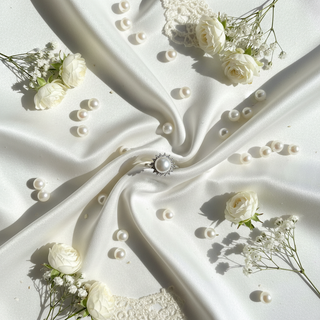 Lifestyle flatlay parel ring met luxe elementen