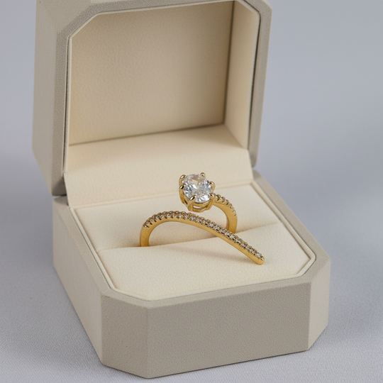 Slang ring in luxe sieradendoos zonder logo