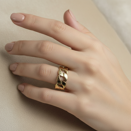 Hand draagt gouden chunky chain ring