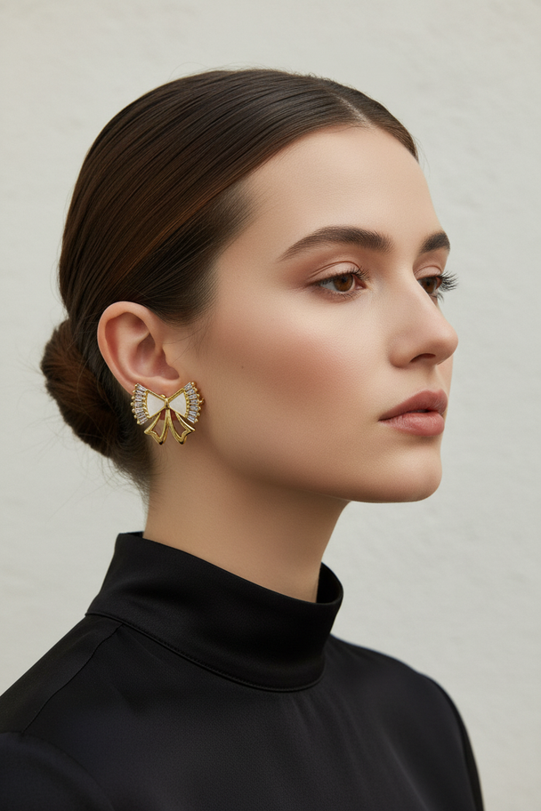 Model portret met gouden strik oorknopjes