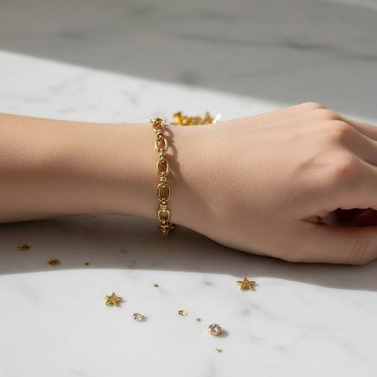 Schakelarmband gedragen op pols