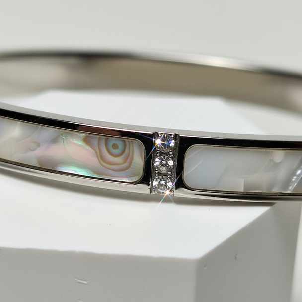 Close-up bangle armband parelmoer detail