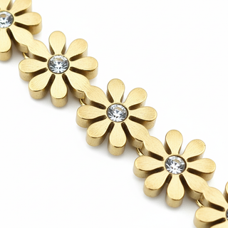 Close-up gouden bloemen armband met zirkoon details