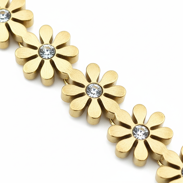 Close-up gouden bloemen armband met zirkoon details