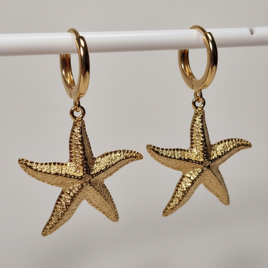 Detail shot gouden zeester creool oorbellen - paar