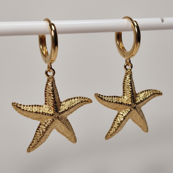 Detail shot gouden zeester creool oorbellen - paar