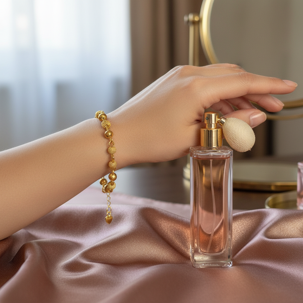 Model met gouden bolletjes armband lifestyle