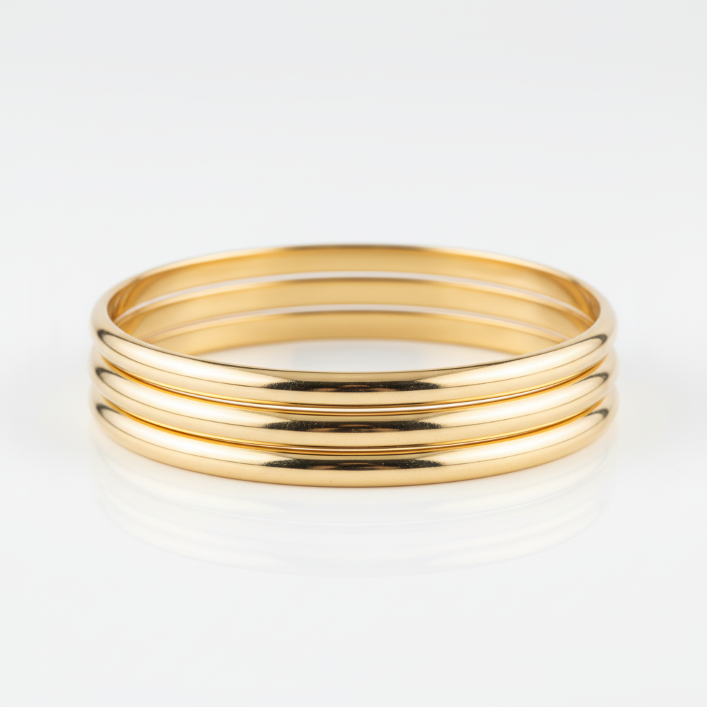 4 gouden bangle armbanden studio foto witte achtergrond