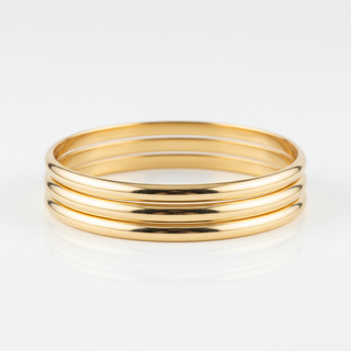 4 gouden bangle armbanden studio foto witte achtergrond