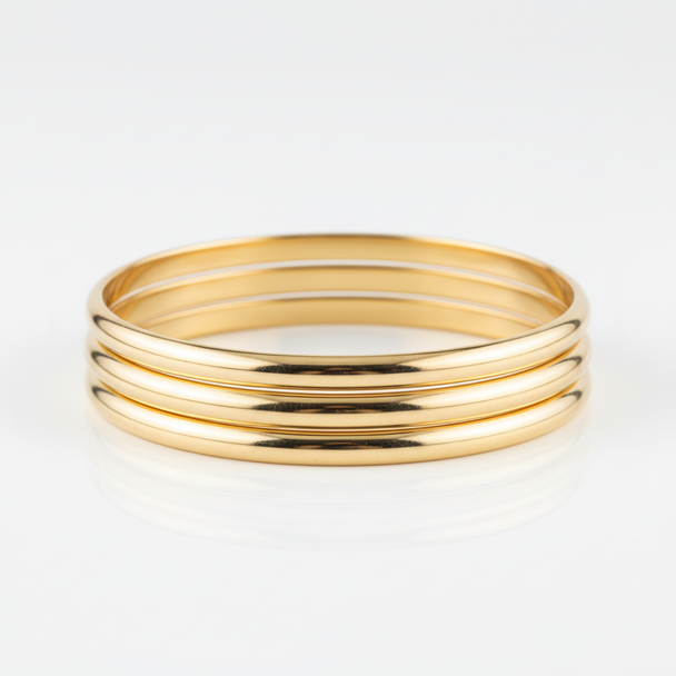 4 gouden bangle armbanden studio foto witte achtergrond