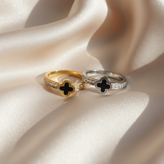 Lifestyle flatlay klavervier ringen beide kleuren