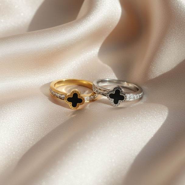 Lifestyle flatlay klavervier ringen beide kleuren