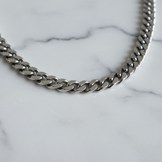 Close-up detail zilver Cubaanse schakel ketting 2mm