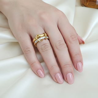 Model draagt dubbele ring set met zirkonia