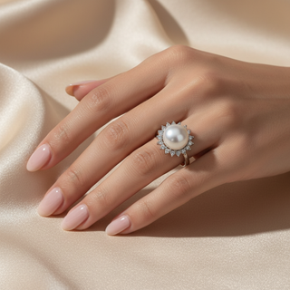 Model draagt zoetwaterparel ring verstelbaar