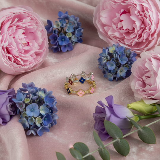 Creatieve styling beide kleuren met bloemen