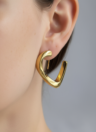 Kronkel oorbellen close-up op model