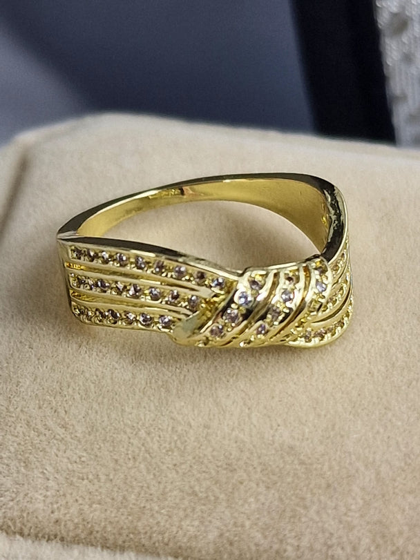 Dames Ring Goudkleur met Zirkonia Steentjes - Elegant Design