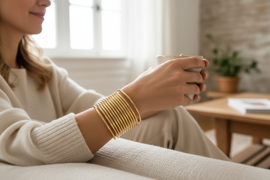 Lifestyle foto 10-delige gouden armbandenset