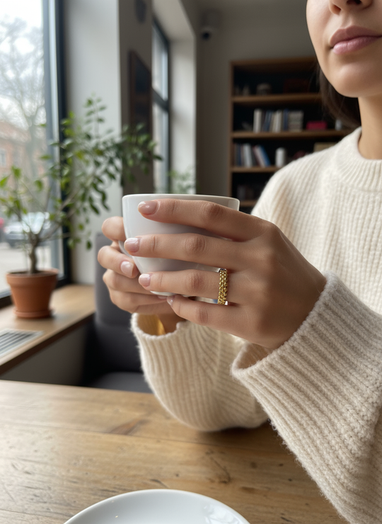 Lifestyle foto gouden bolletjes ring