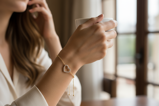 Lifestyle foto gouden hartjes armband