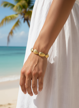 Lifestyle foto gouden schelpen armband - zeer subtiel