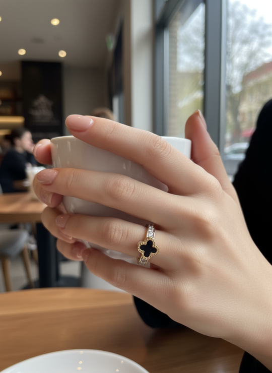 Lifestyle foto hand met ring en koffie