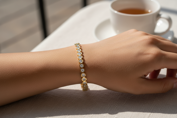 Lifestyle foto honingraat armband met meer goud contrast