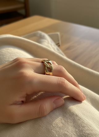 Lifestyle foto - Schakelring op vinger