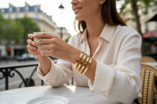 Lifestyle foto - Set van 4 vlakke goudkleurige armbanden